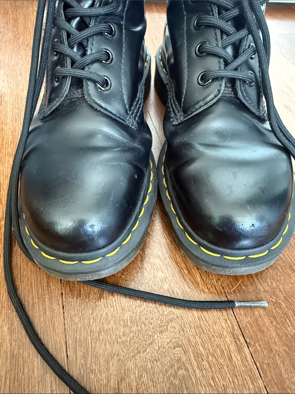 Dr. Martens x Marc Jacobs Glossy Black Leather Lace-Up Boots - Picture 4 of 6